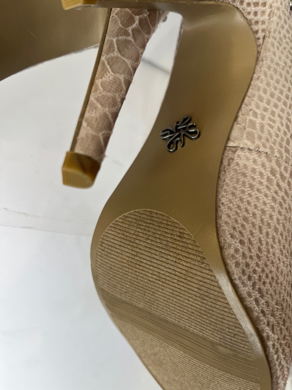 New Vera Wang Studded Peep-Toe High Heels in Beige Snake - Picture 10 of 12